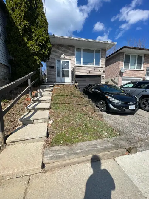 McMaster student Residence (incl internet/utilities). (Students only) 2 rooms available for rent Bot...