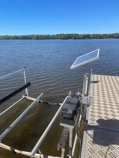 Boat lift en excellente condition capacité de 3000 lbs., energise par un panneau solaire.