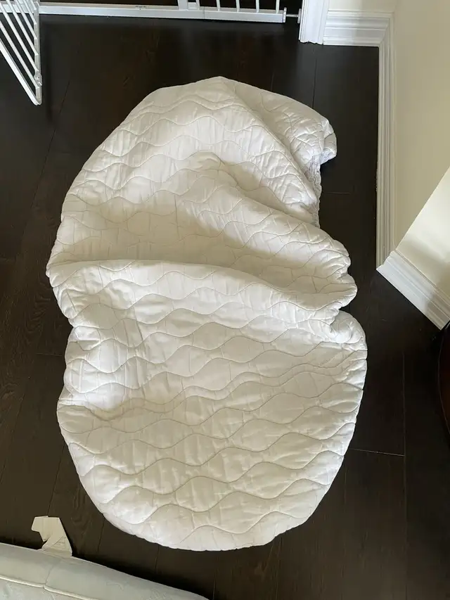 Toddler mattress with protector in Bedding in Oakville / Halton Region - Image 7