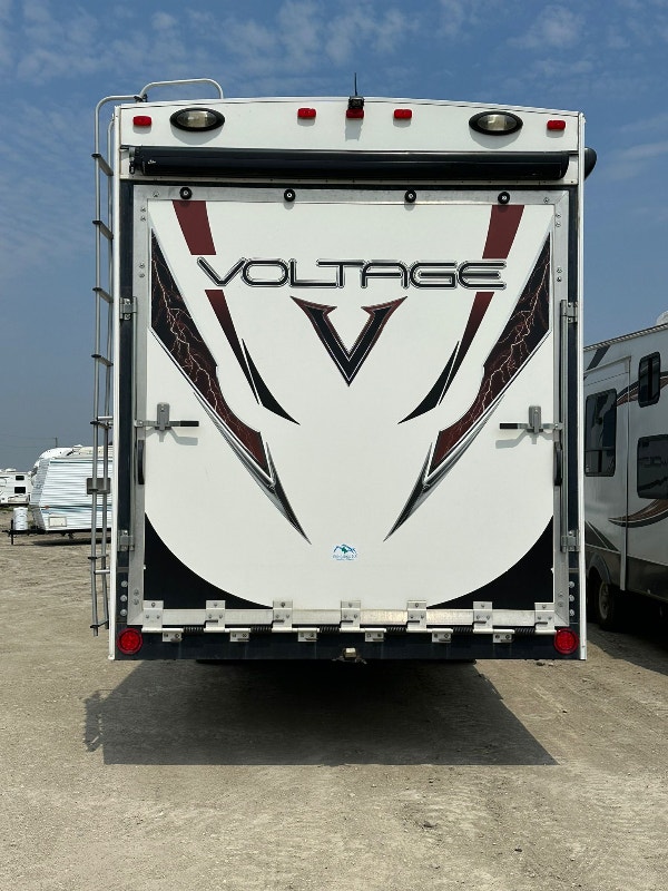 2013 DUTCHMEN VOLTAGE 3895 42 ft Tri/A Toy Hauler Travel Trailer RVs