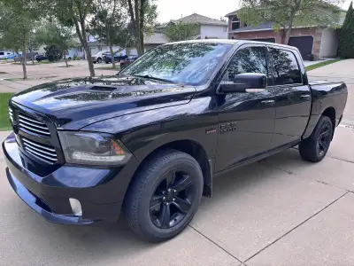 5.7 Hemi 242,000 km 4x4 Brilliant black crystal pearl paint Blackout sport package Remote starter Ai...