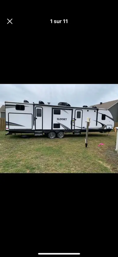 Roulotte Sunset trail 2018 modèle 331bh. 2 chambres fermés, 2 salles de bain, cuisine extérieur comp...