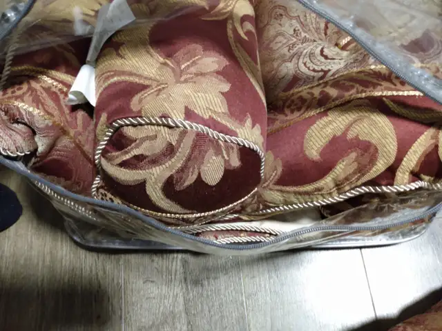 Queen Comforter Seat in Bedding in St. Catharines - Image 11