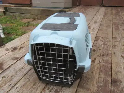 Smoke free - CASH ONLY. Have a Pet Mate / Pet Taxi - blue/brown - measures 19" x 12" x 11" tall - do...