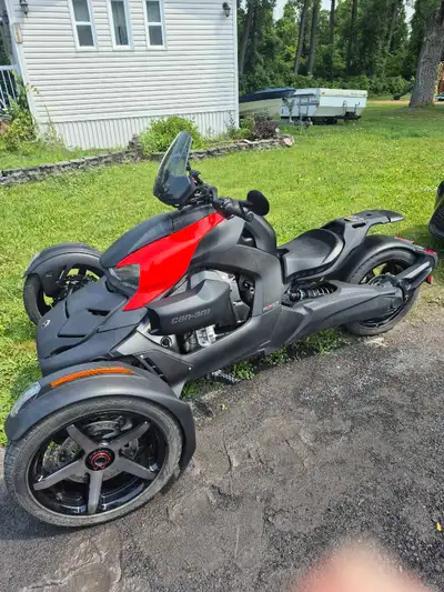 Ryker 900 sport, en très bonne condition, inclut pare-brise, barrière pour le frein à main. Pour inf...