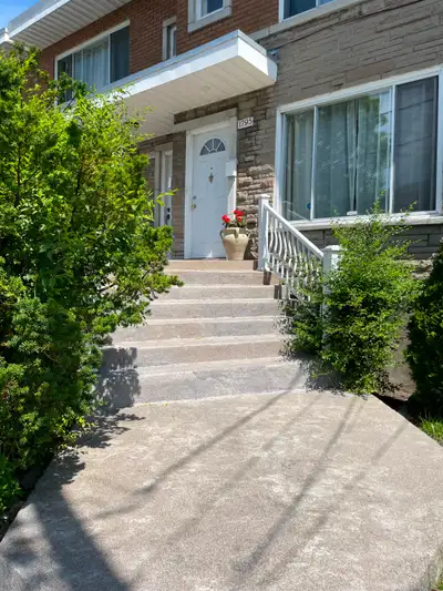 1795 Rue Couvrette, Montréal, QC Rent: $1,650/month (Heating Included) Spacious 5½ Upper Duplex Feat...