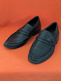 Mens shoes - black loafers - size 9