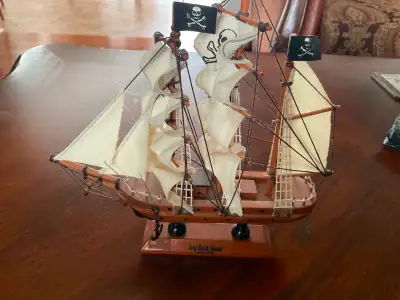 Sailboat miniature, voilier souvenir de long beach island New Jersey, mesure measure 9”large x 9” de...