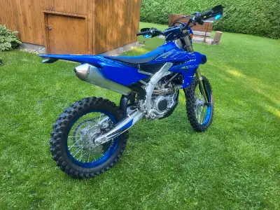 Yamaha wr250f 2022 acheter en juin 2022. Très peu servi, une saison promenade dans les zec. Jamais c...