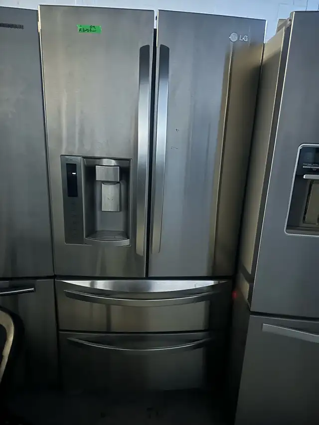 LG French Door Refrigerator in Refrigerators in City of Montréal - Image 2
