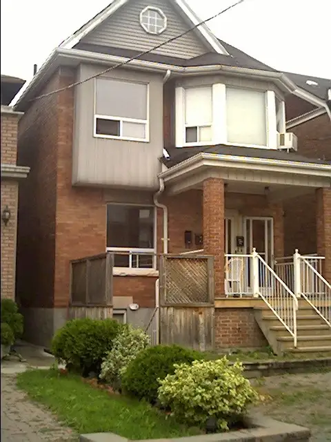 AT DUFFERIN & ST. CLAIR  & DUFFERIN MAIN FLR 1 BEDROOM FOR RENT