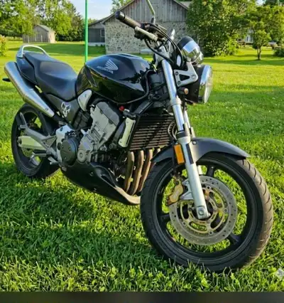Honda CB 919 (ou CB 900F Hornet) 2005 prête à rouler. 53 713 km Moteur 4 cylindres de 109 hp avec bo...