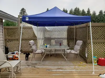 Gazebo 8x8 pliant, portatif avec sac de rangement sur roulette. Possibilité de livraison sans frais...