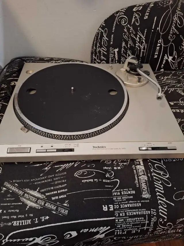 Technics SL-D202 Direct Drive Turntable For Parts Or Repair in General Electronics in Mississauga / Peel Region - Image 4