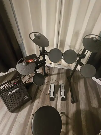 Yamaha DTX Electronic Drum Kit + Roland PM-10 Amp, View more