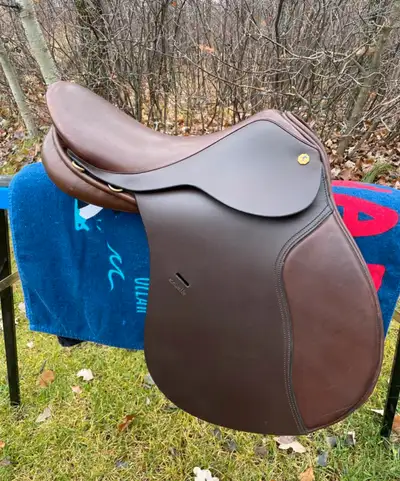 Exselle Axcess all purpose english saddle. Purchased new and did not fit my horse. Medium gullet. 17...