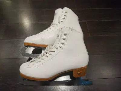 Girls Riedell figure skates. Size 4.5. Worn one season. New Sudbury area