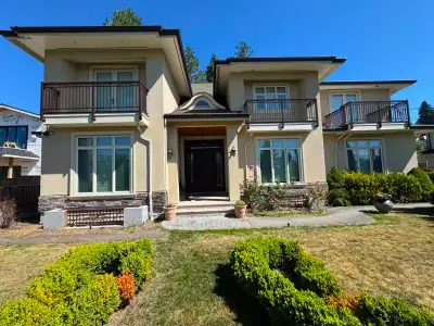West Vancouver Ambleside luxury home 4-bedrooms with 4-bathrooms luxury home without basement. This...