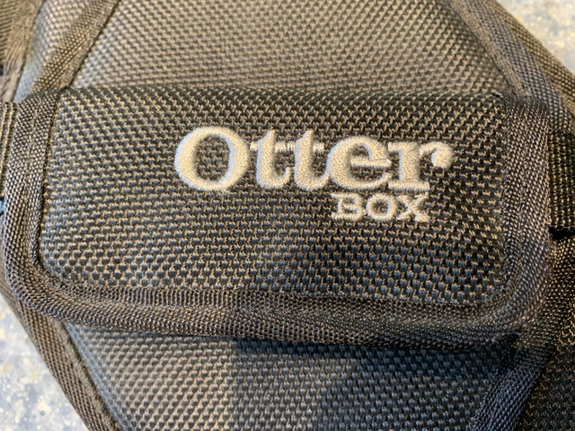 OTTER BOX UTILITY LATCH CASE WITH ACCESSORY BAG  FOR TABLET ETUI dans Appareils électroniques  à Ville de Montréal - Image 2