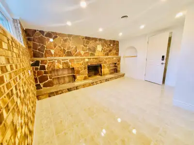 LOCATION! Bright, spacious & renovated room 4 rent Mohawak/hwy8