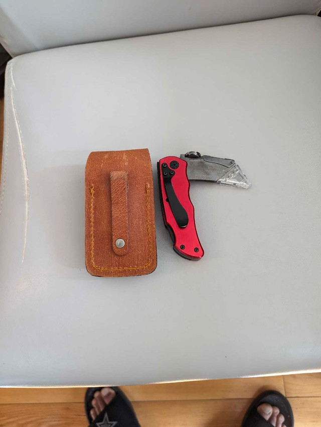 Husky Red Folding Razor Knife w/Blade Storage Handle & Leather S in Hand Tools in Mississauga / Peel Region - Image 4