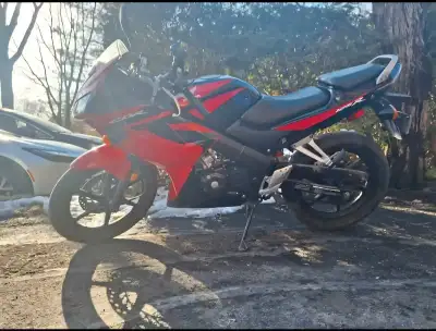Motorcycle In Good Condition, Needs Some Paint Negotiable Price/Prix Negotiable