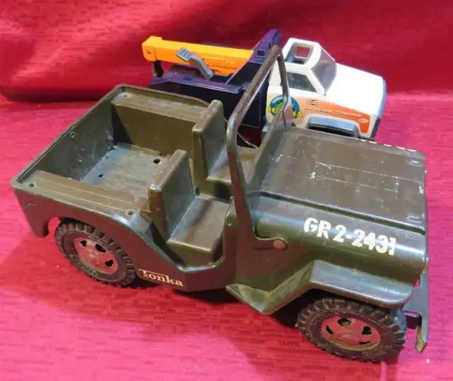 2 VINTAGE TONKA TRUCKS - MILITARY JEEP / TOW TRUCK IGUANA TOWING in Arts & Collectibles in Mississauga / Peel Region - Image 2