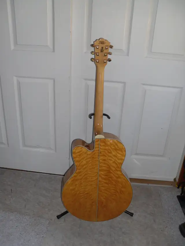 Washburn Acoustic Guitar in Guitars in London - Image 4