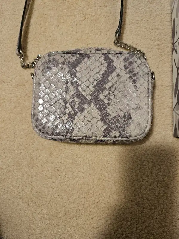 Michael Kors Crossbody Bag Women in Women's - Bags & Wallets in Markham / York Region - Image 4