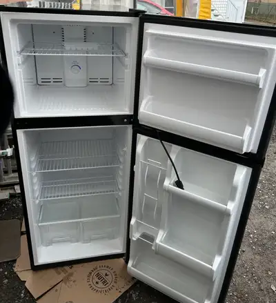 Beau réfrigérateur Danby 10 pi cu mesurant 60 pouces de haut 24 pouces de large et 26 pouces de prof...