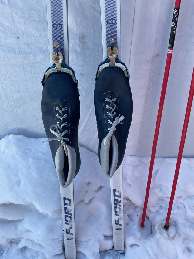 Ensemble de skis de fond 3pins complet vintage dans Ski  à Trois-Rivières - Image 3