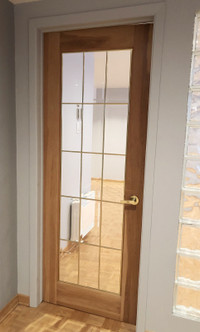 Porte vitrée en pin clair avec cadrage en laiton poli