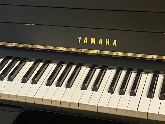 Yamaha Piano. Full size. 88 keys. With storage bench. in Pianos & Keyboards in City of Toronto - Image 3