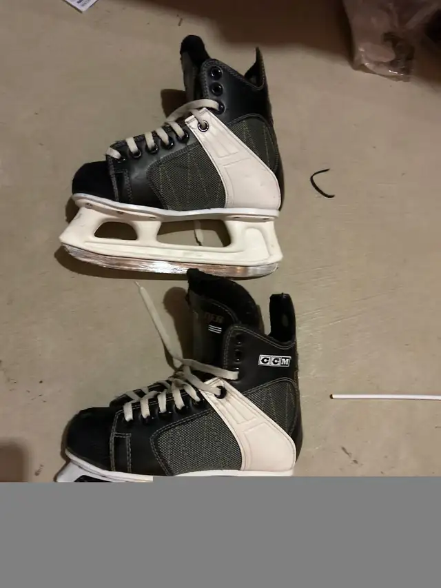 Youth hockey skates Size 2 in Skates & Blades in Kitchener / Waterloo - Image 3