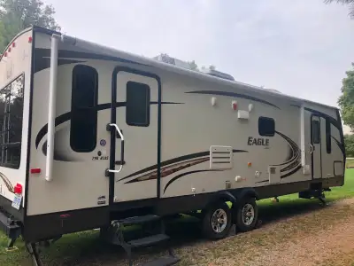2013 Jaco Eagle. 298 RLDS 29 feet. Half-ton towable Quality construction, solid wood cabinetry with...