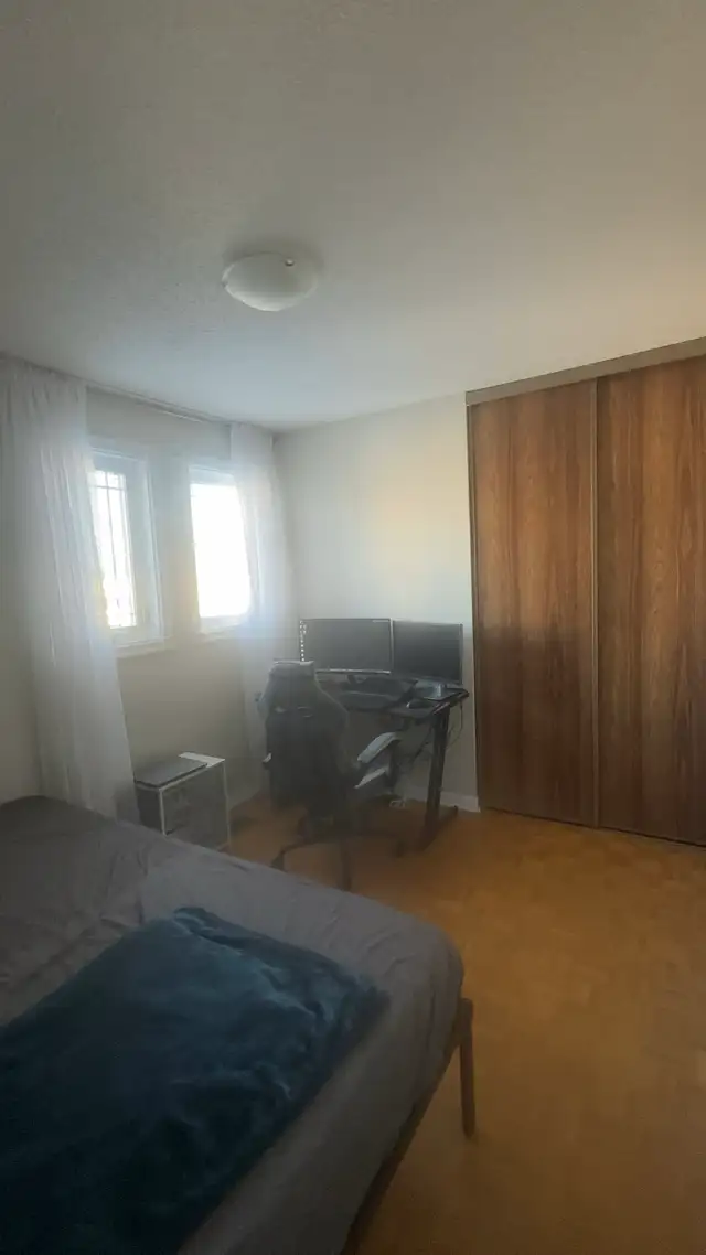 Upper level room near SquareOne for Rent