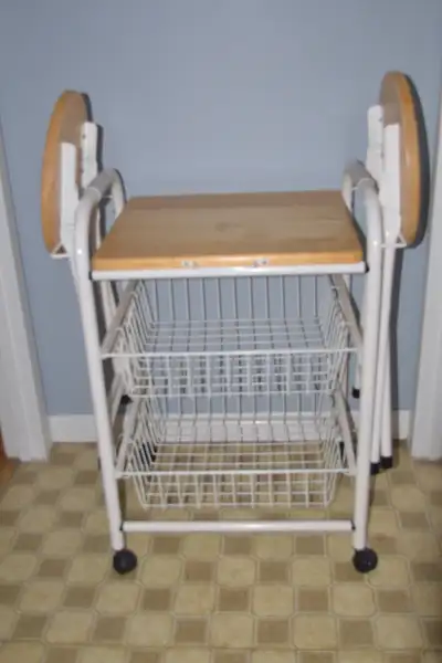 chariot sur roue, avec 2 tabouret, bonne condition, 3' haut, 2' larg. 16'' prof. 60$