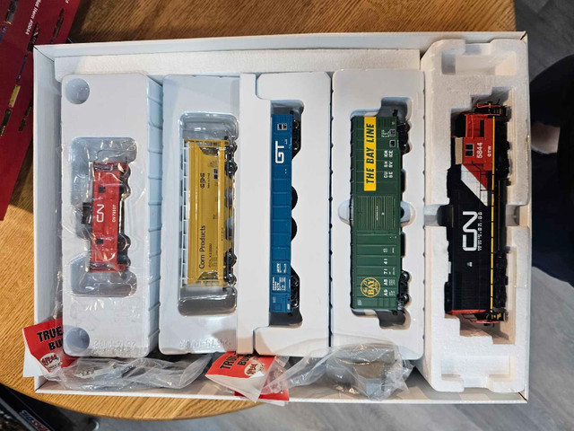 Atlas HO Scale train set in Hobbies & Crafts in Medicine Hat - Image 2