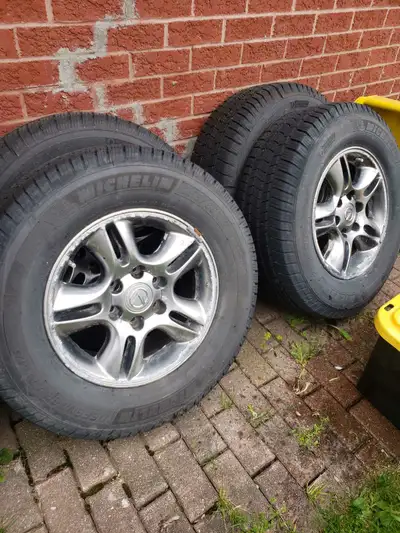 2009 LEXUS 470 ALUMINUM RIMS and Michelin snows used one month. 235 65r 17 hwy404 aurora rd area