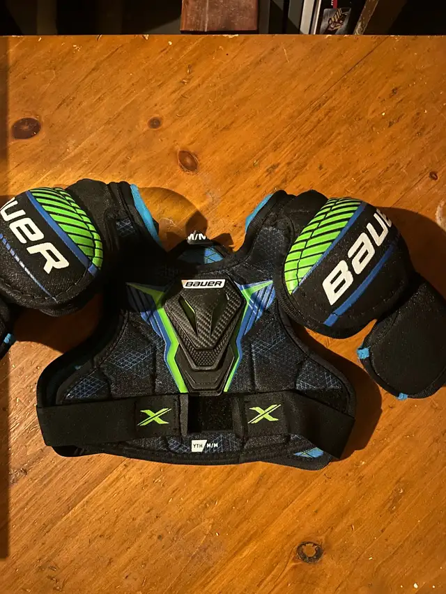 Bauer youth hockey equipment in Hockey in Barrie - Image 5
