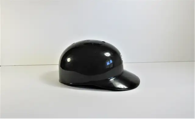 Vintage Chicago White Sox Plastic Souvenir Baseball Helmet in Arts & Collectibles in Markham / York Region - Image 3
