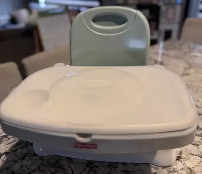 -gently used *From smoke and pet free home Built-for-feeding features include a comfy seat with thre...