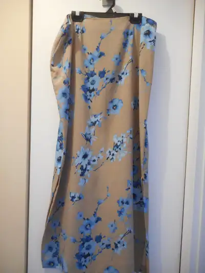 Plusieurs morceaux pour femmes, grandeurs variées (de médium à large). Détails disponibles sur deman...