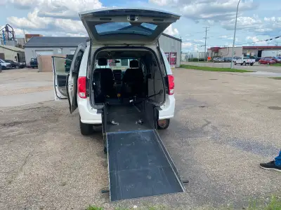 Plz see pictures 2013 Dodge Grand Caravan Trim SE 4dr Mini-Van Mobility Equipped With slide out ramp...