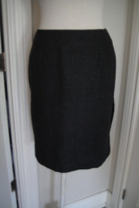 United Colors  Women Wool Skirt, full Lined size 40 Waist 25"