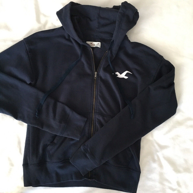 Hollister zipped logo hoodie dans Femmes - Hauts et vêtements d'extérieur  à Ville de Montréal - Image 2