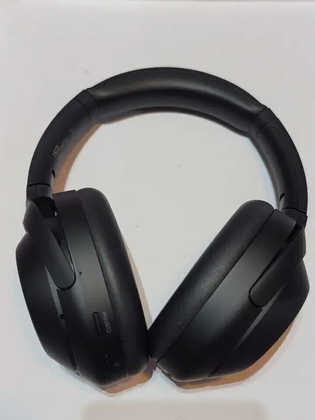 Sony WH-1000XM4 Wireless Noise Cancelling Headphones in Headphones in City of Toronto - Image 10