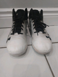 UnderArmour white  youth baseball cleats