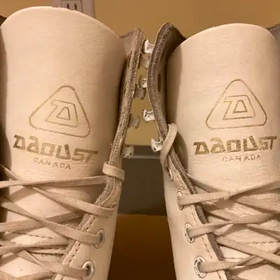 Daoust Girls Figure Skates Sz 4, View more