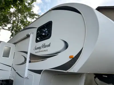 Fifthwheel sunnybrook Harmony fait par winnebago de 32.5 pieds tout est neuf (frigo,trappes d’eau gr...